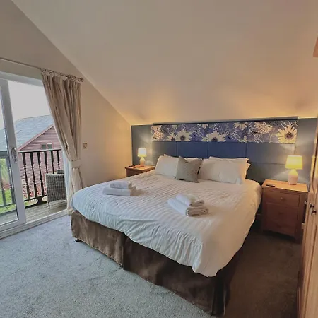 Hot Tub At Retallack With 2 Bedrooms אתר נופש