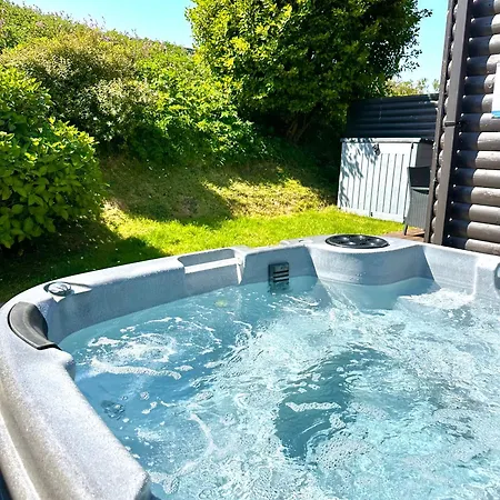 Hot Tub At Retallack With 2 Bedrooms *